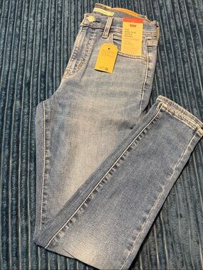 Levi's light blue high-rise skinny jeans length on all is 28